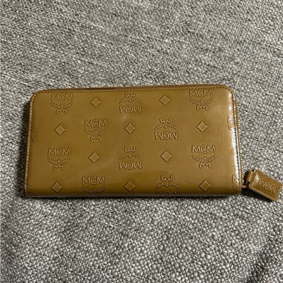 EUC AUTHENTIC BROWN PATENT LEATHER ZIP AROUND WALLET - Picture 2 of 13